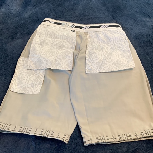 Volcom shorts - Picture 9 of 13